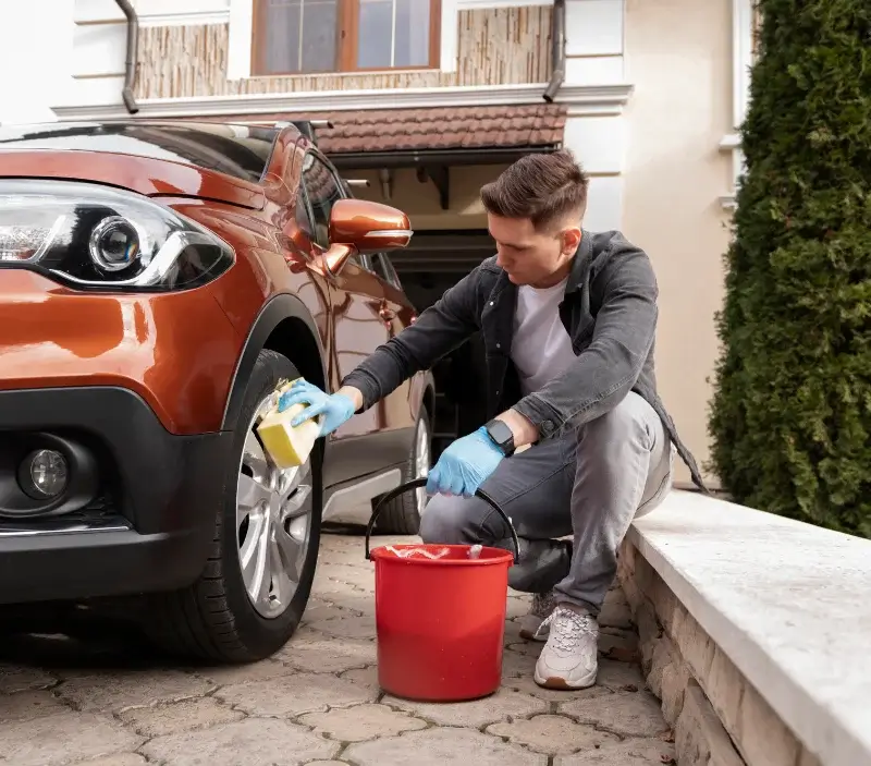 Lavage auto à domicile Veuzain-sur-Loire : professionnel intervenant sur un véhicule